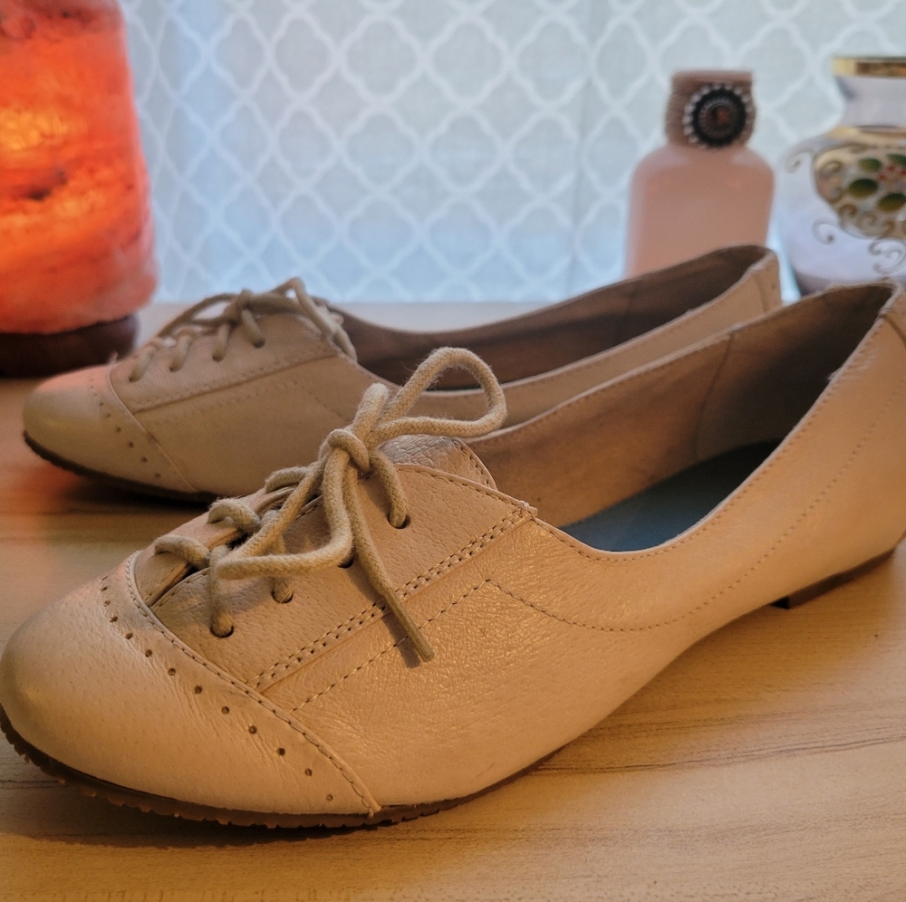 BC footwear size 8.5 Vintage style white flats